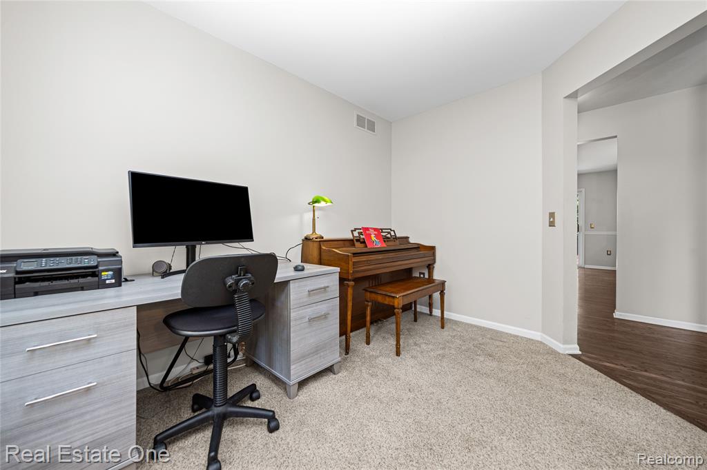 7570 Greenway Lane, West Bloomfield, MI 48324 — Photo 11