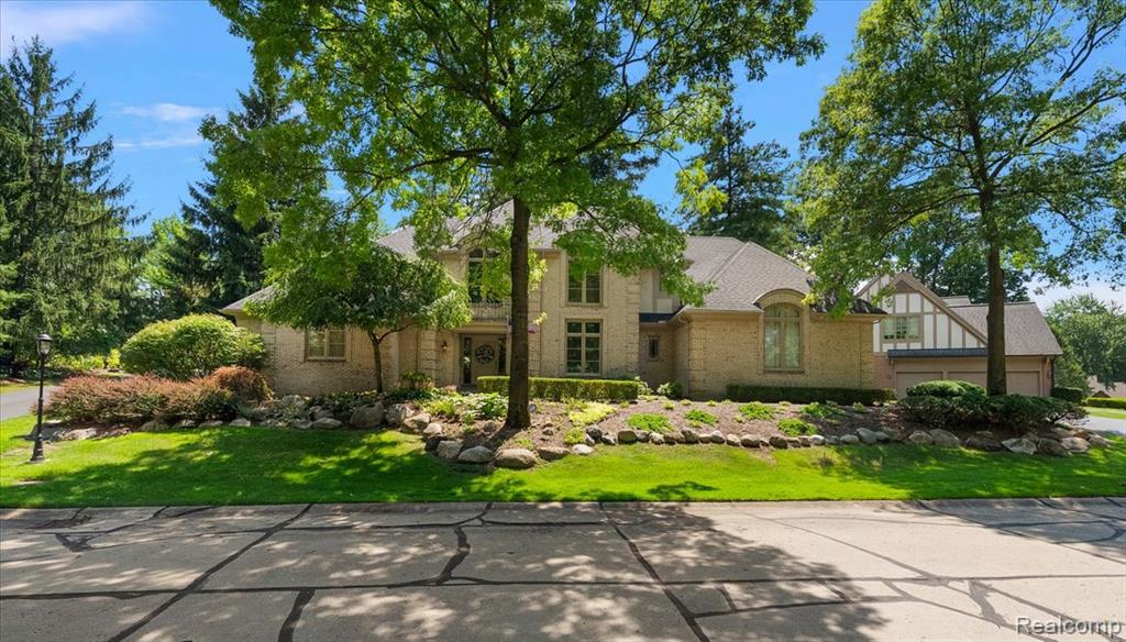 1086 Autumn Lane, Bloomfield Hills, MI 48304