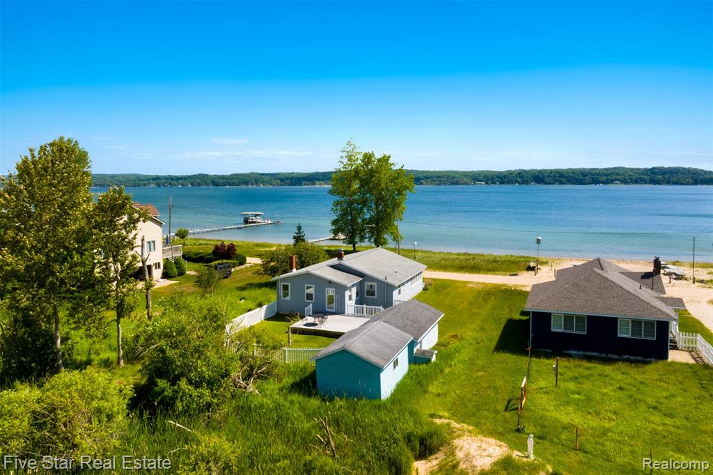 2588 Lakeview Road, Onekama, MI 49675