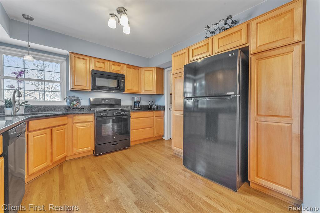 46408 DOUBLETREE Road, Canton, MI 48187 — Photo 17