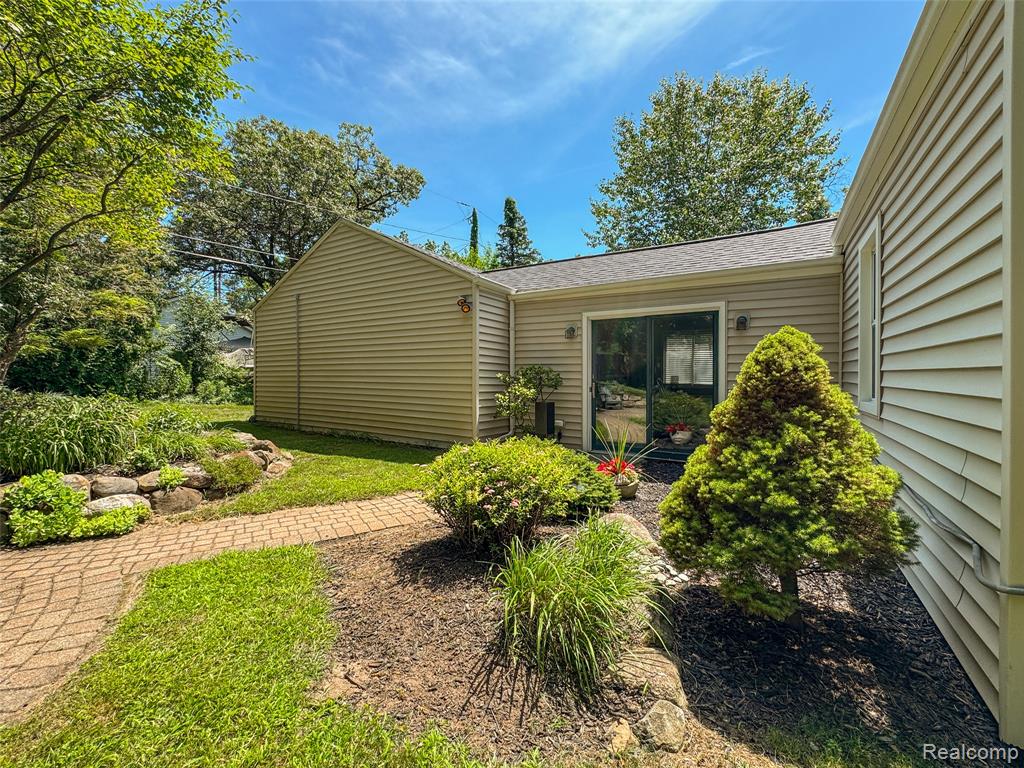 4379 Cedar Avenue, West Bloomfield, MI 48323 — Photo 25