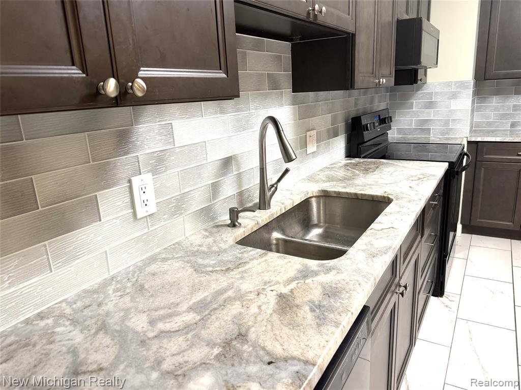 43000 12 Oaks Crescent Drive, 2033, Novi, MI 48377 — Photo 11