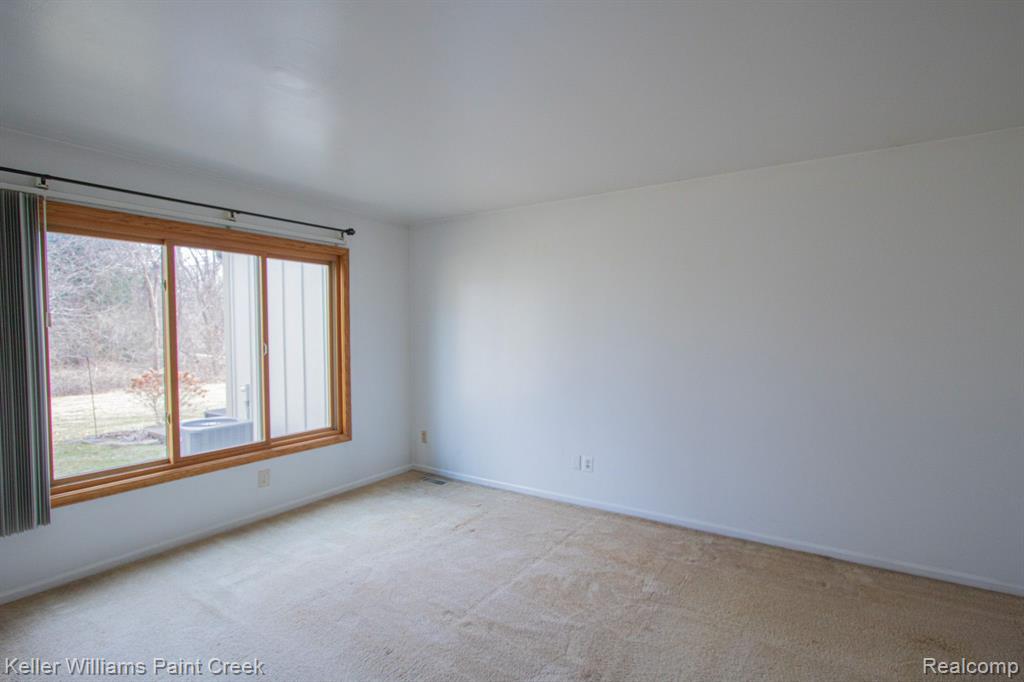 2569 MAPLE FOREST Drive, Wixom, MI 48393 — Photo 18