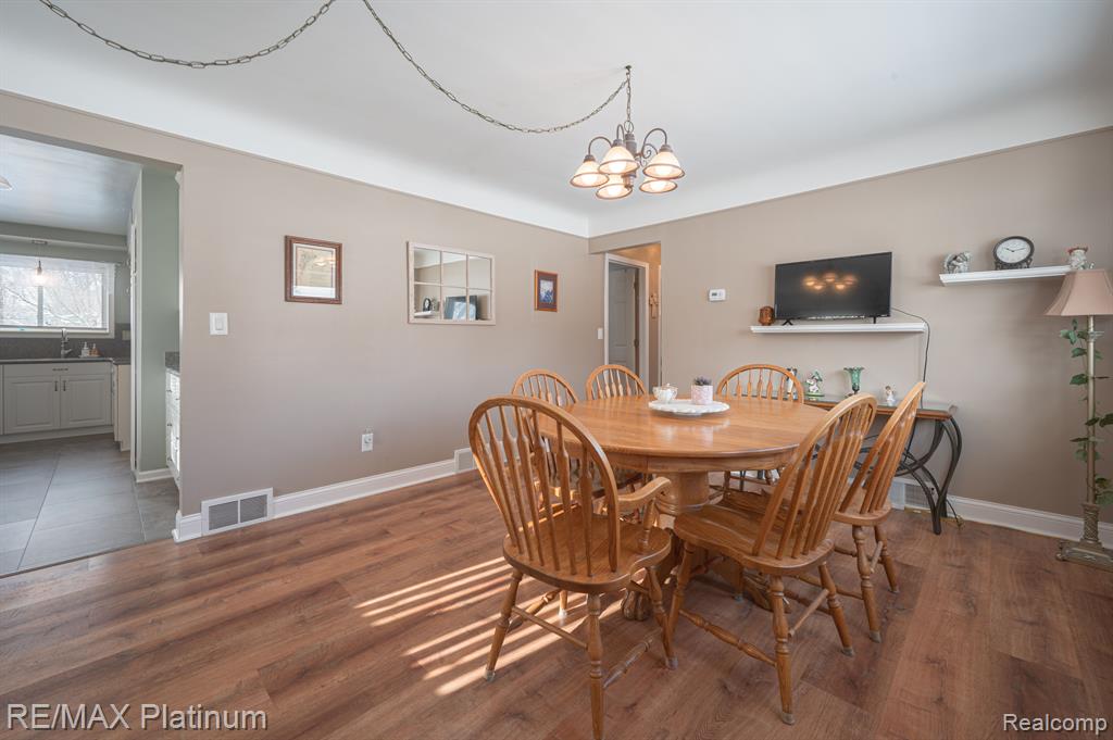 710 MANORDALE Court, Milford, MI 48381 — Photo 15