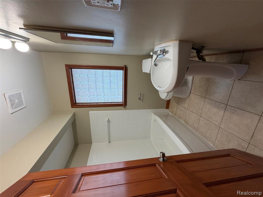 1244 E Dallas Avenue, Madison Heights, MI 48071 — Photo 7