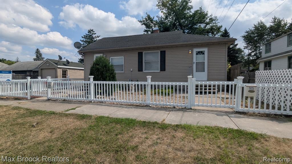 913 Boston Avenue, Waterford, MI 48328