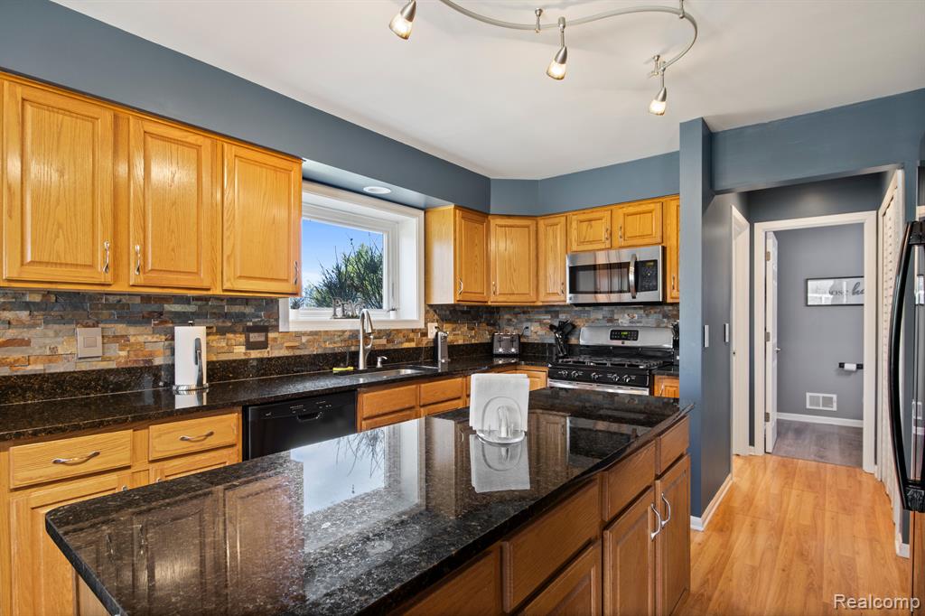 6330 STONEWOOD Drive, White Lake, MI 48383 — Photo 8