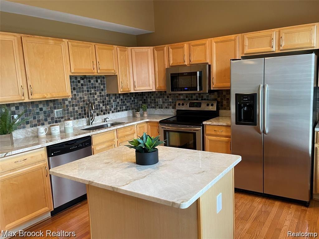 754 SANDALWOOD Drive, Troy, MI 48085 — Photo 12