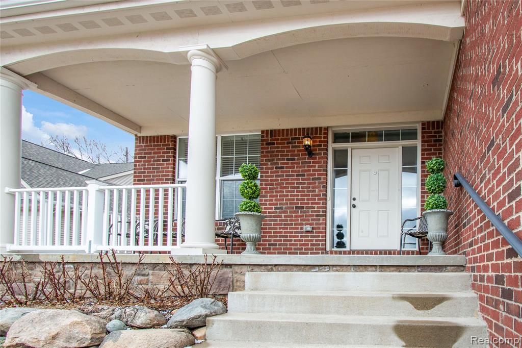 549 NAPA VALLEY DR, Milford, MI 48381 — Photo 2
