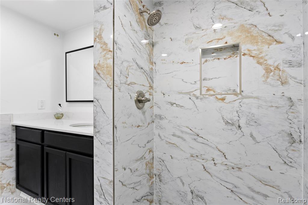 7103 Pebble Park Drive, West Bloomfield, MI — Photo 35
