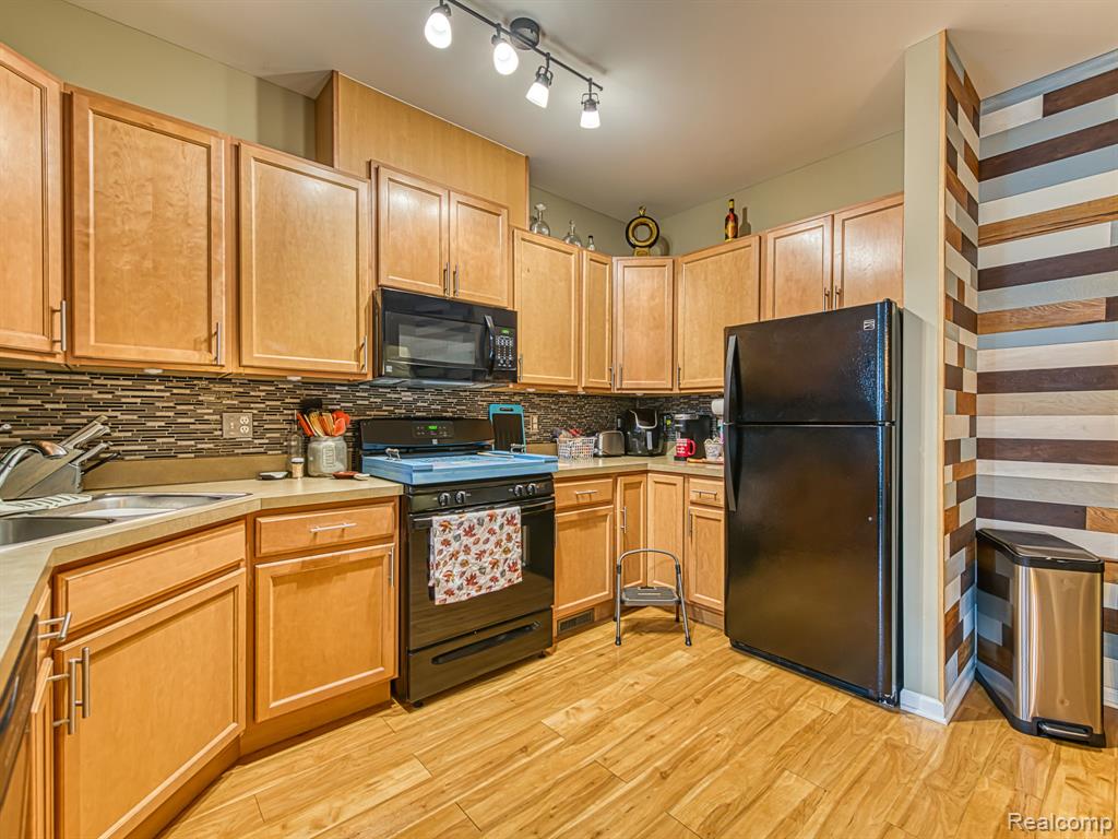 655 Vinewood Street, Wyandotte, MI 48192 — Photo 8