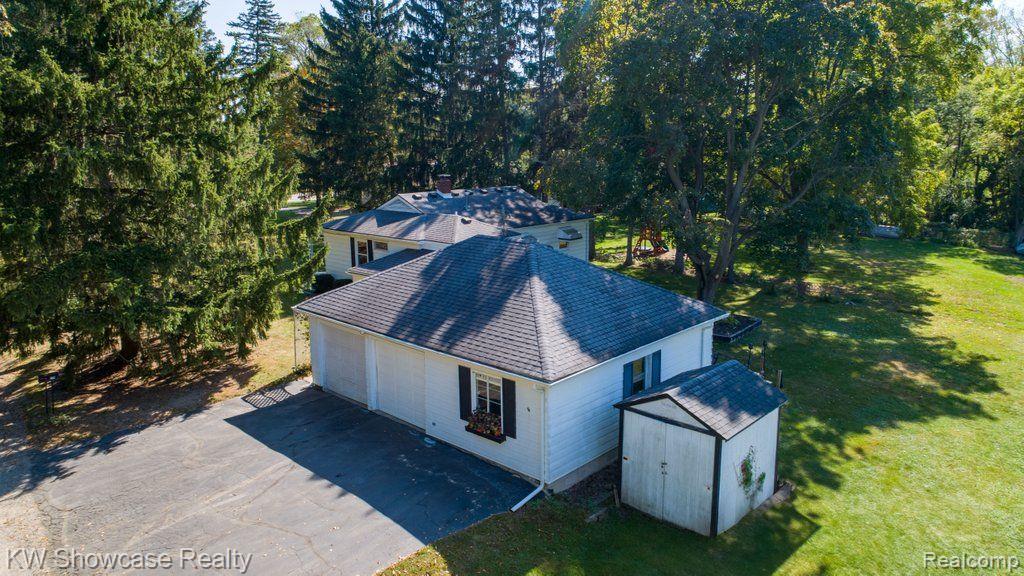 574 YOUNG Road, White Lake, MI 48383 — Photo 2
