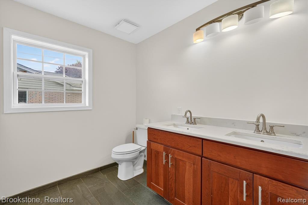 3695 Lotus Drive, Waterford, MI 48329 — Photo 20