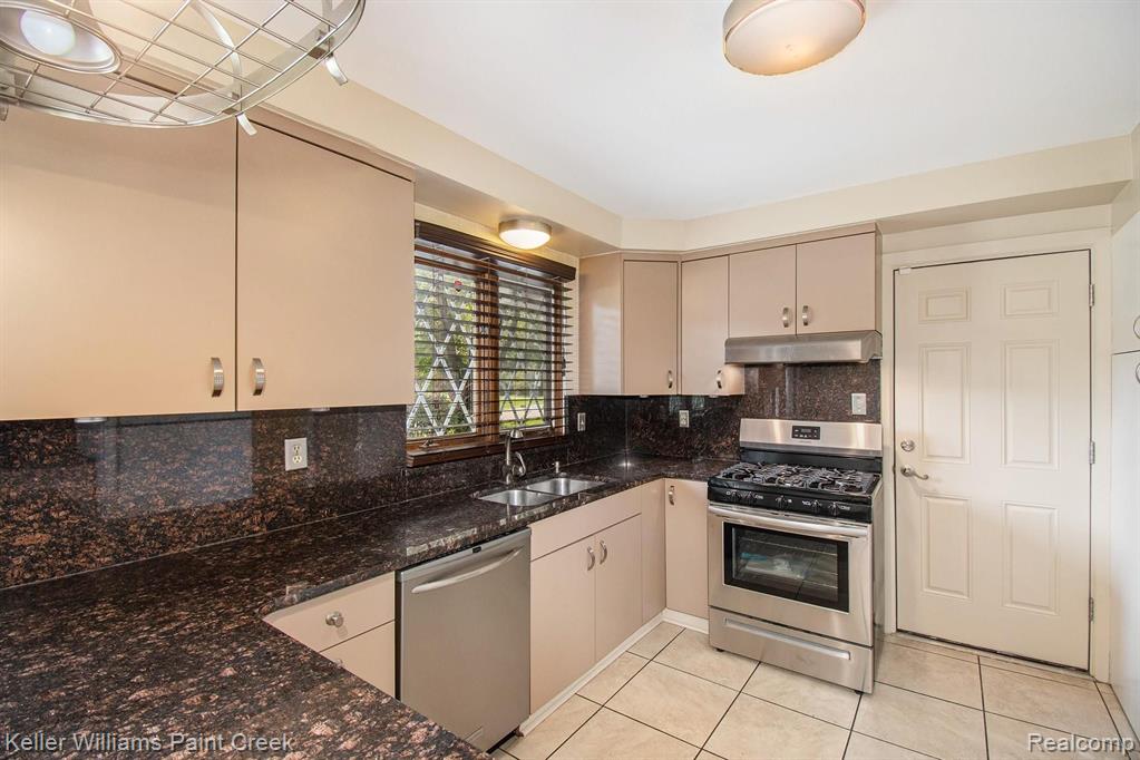 7374 WOODRIDGE Road, West Bloomfield, MI — Photo 4