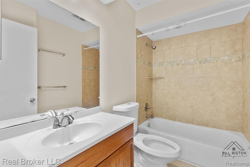 8140 CRESTVIEW Drive, Sterling Heights, MI 48312 — Photo 17