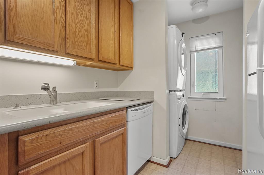 864 Amanda Lane, Pontiac, MI 48340 — Photo 11