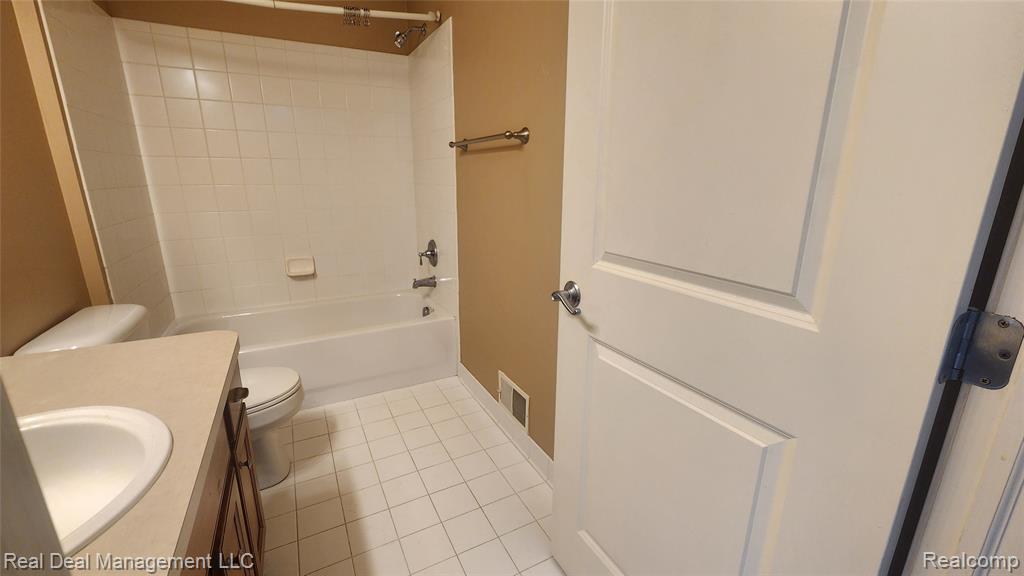 6146 Lone Oak Circle, Grand Blanc, MI 48439 — Photo 24