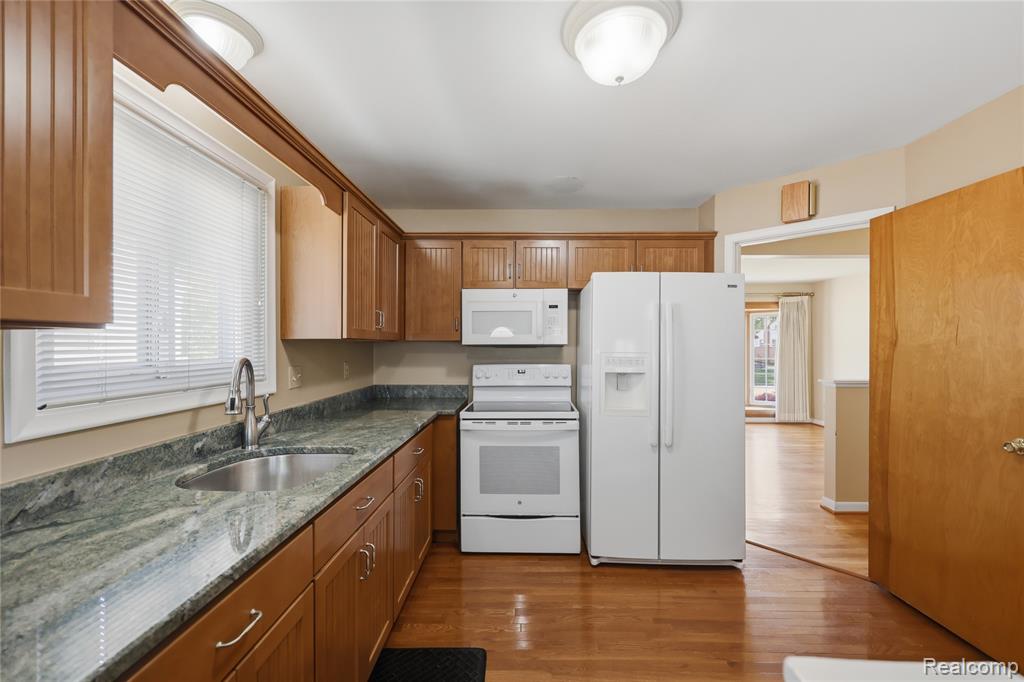 348 Sonia Avenue, Madison Heights, MI 48071 — Photo 9