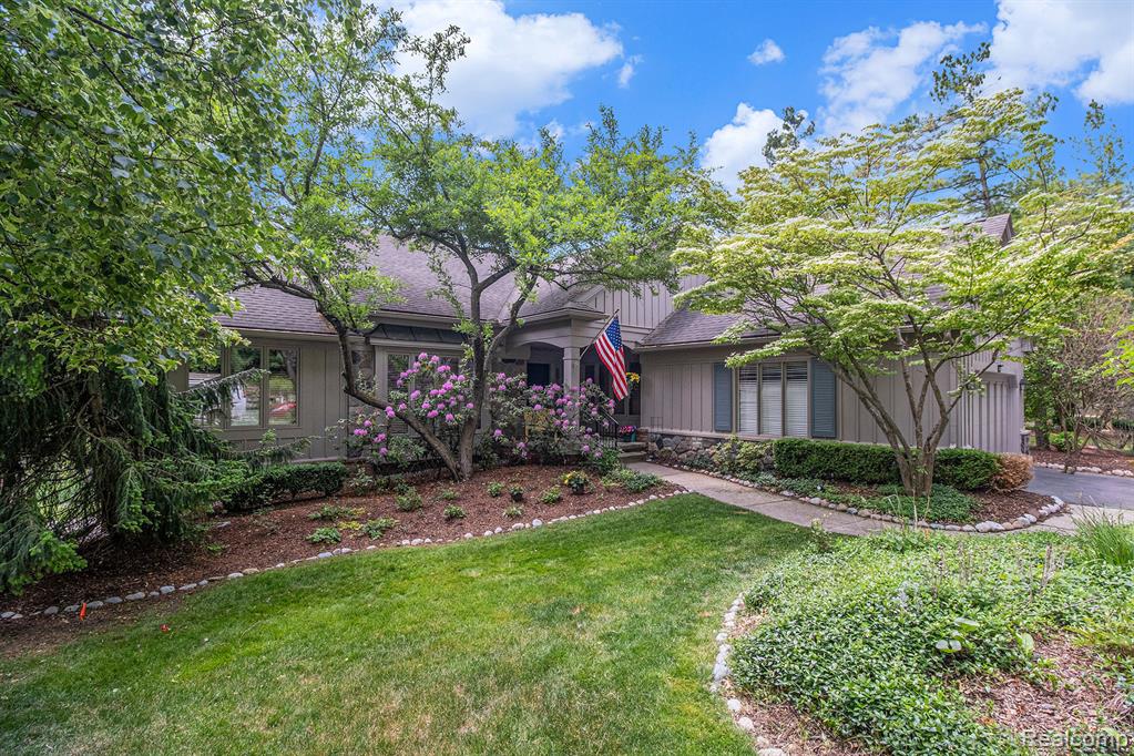 4825 Mirror Lake Drive, West Bloomfield, MI 48323 — Photo 2