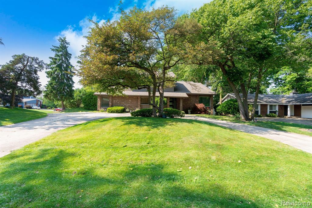 5156 Chestershire Court, West Bloomfield, MI — front exterior