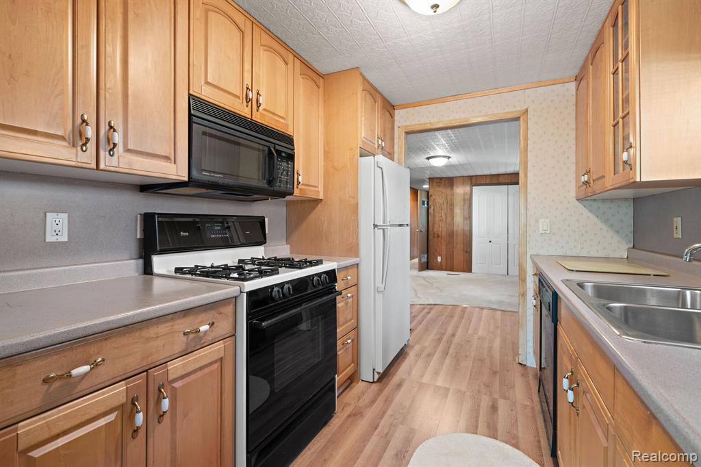 5269 LAKESHORE Road, Fort Gratiot, MI 48059 — Photo 5