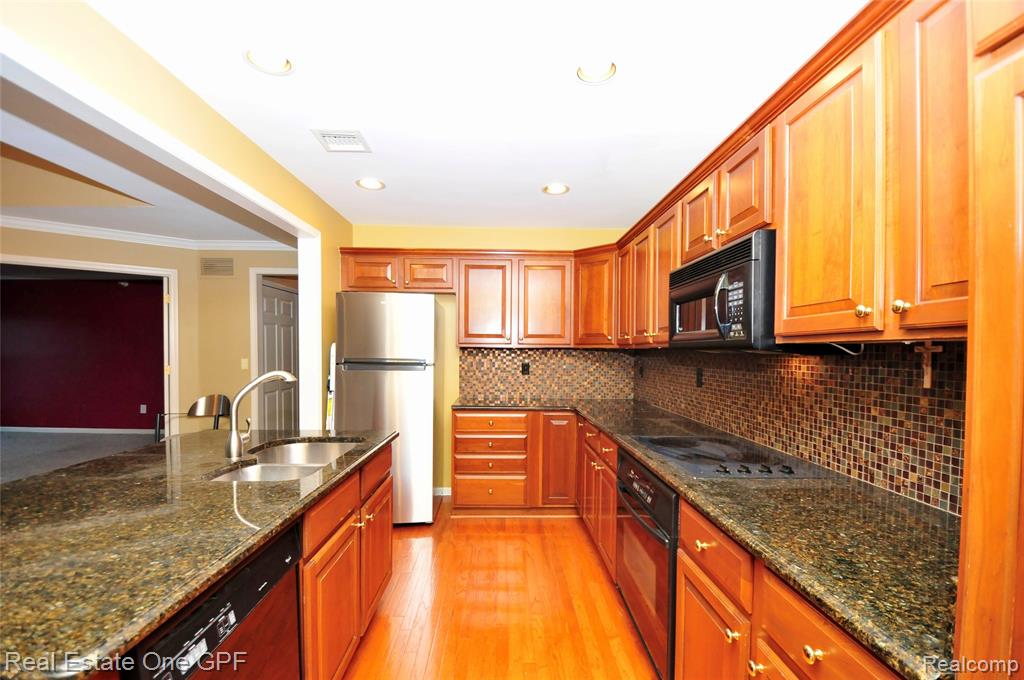 26 Pointe Park Place, 303, Grosse Pointe Park, MI 48230 — Photo 11