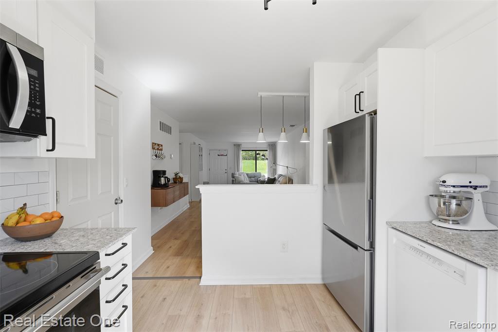 33547 Pondview Circle, 130, Livonia, MI 48152 — Photo 12