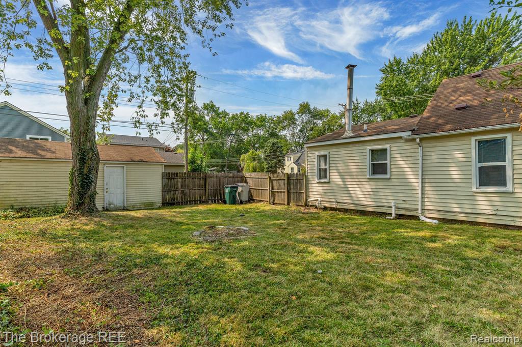 467 W MAXLOW Avenue, Hazel Park, MI 48030 — Photo 27