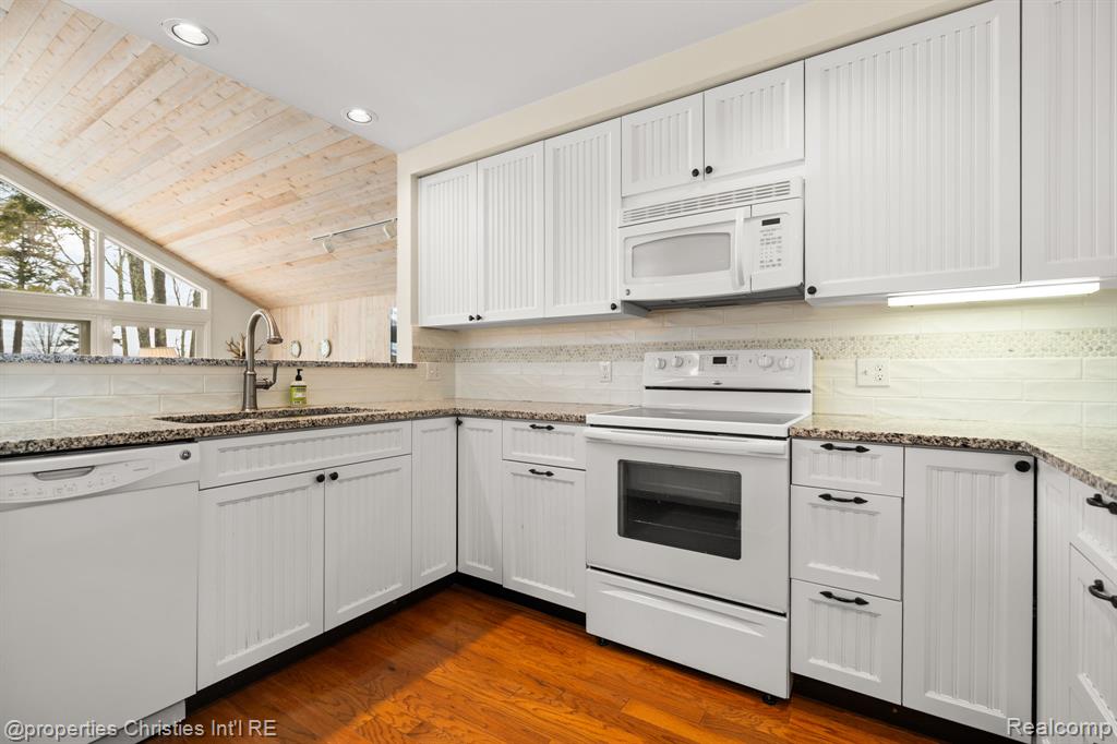 1057 Beach Road, Harbor Springs, MI 49740 — Photo 19