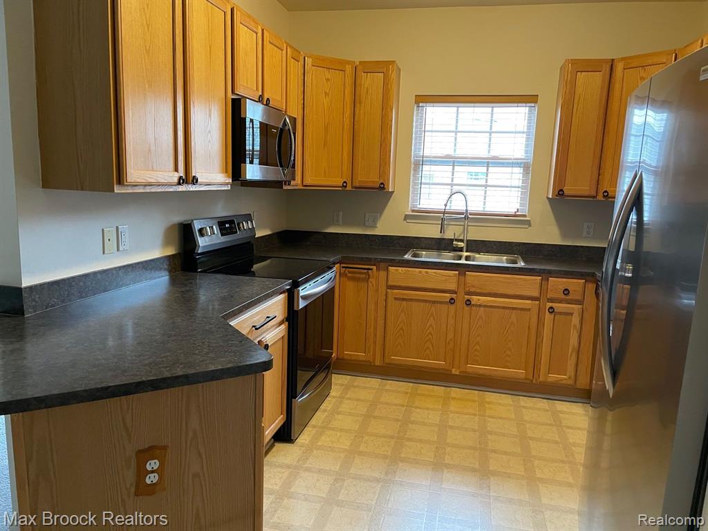 16211 ADDINGTON Drive, 192, Commerce Twp, MI 48390 — Photo 10