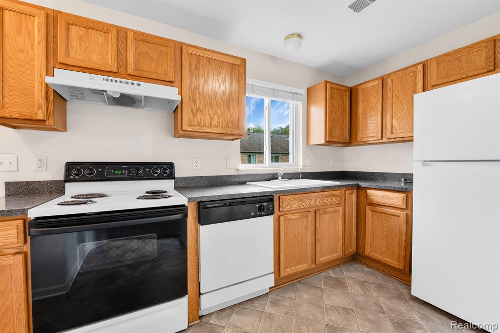 23437 READING, Trenton, MI 48183 — Photo 9
