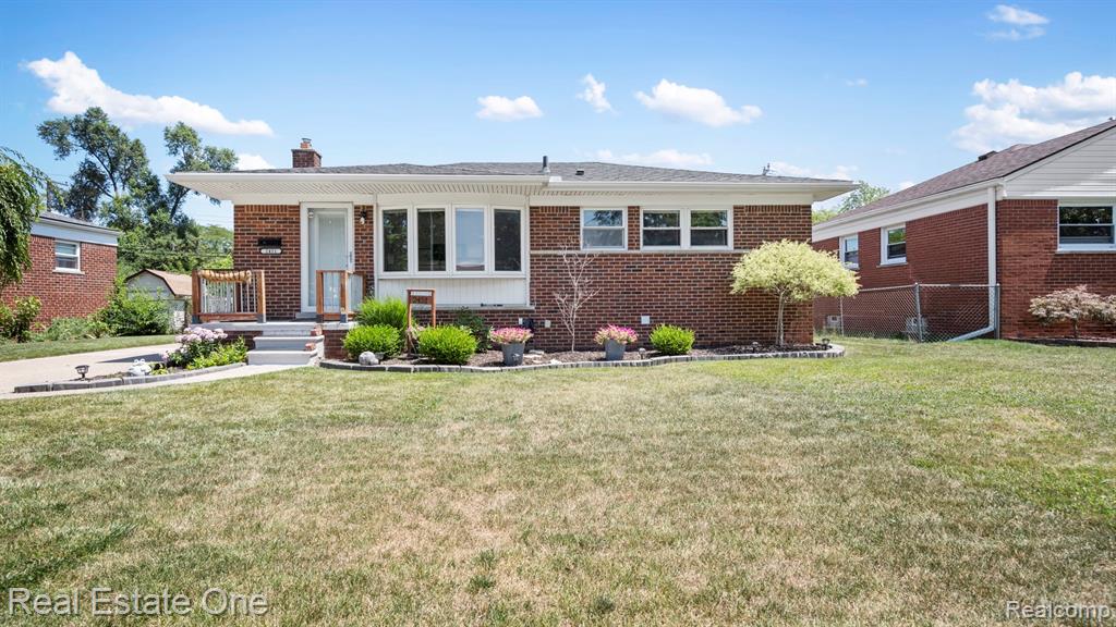 2451 Grange Road, Trenton, MI 48183