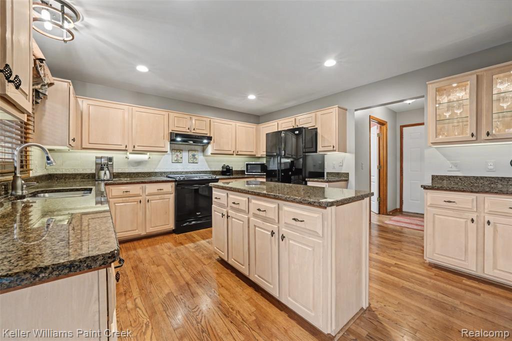 247 Glenmoor Drive S, Rochester, MI 48307 — Photo 11