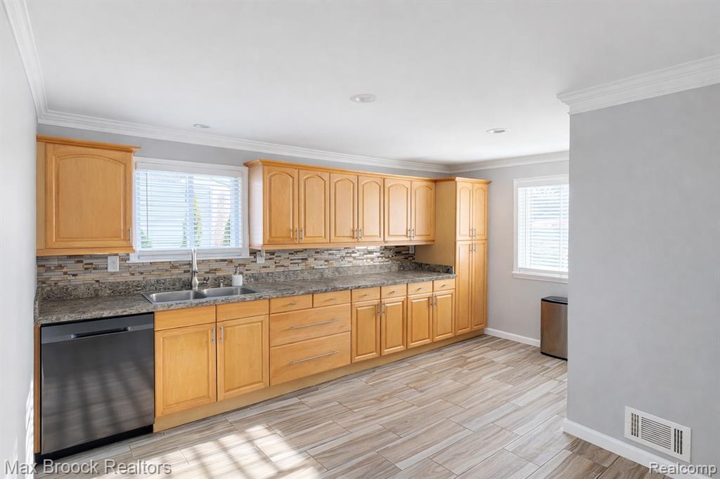 6510 Saline Drive, Waterford, MI 48329 — Photo 5