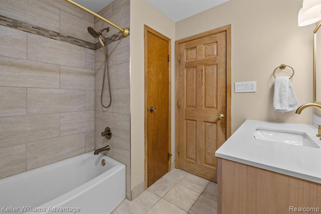 24806 Power Road, Farmington, MI 48336 — Photo 24