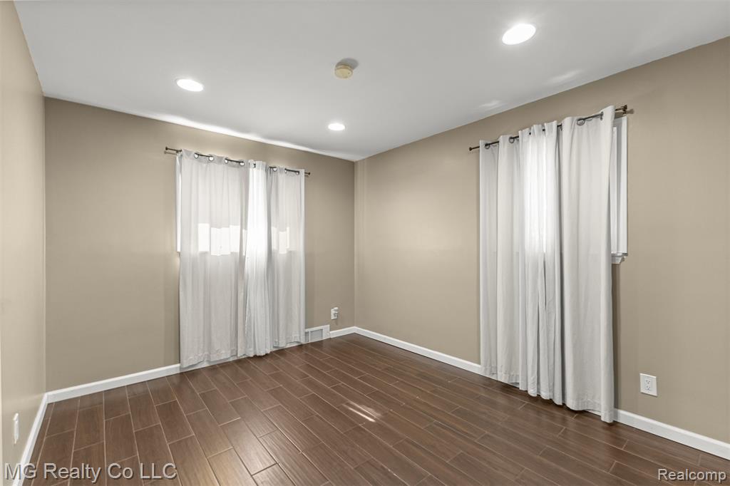 8671 Whitefield Street, Dearborn Heights, MI 48127 — Photo 13