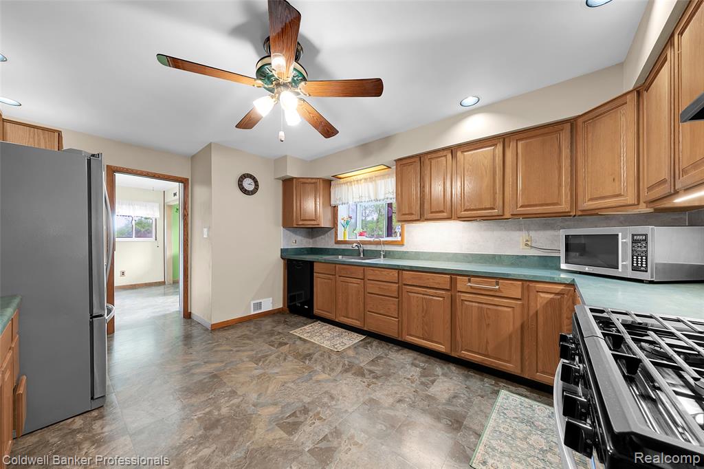 60 E Oakwood Road, Oxford, MI 48371 — Photo 6