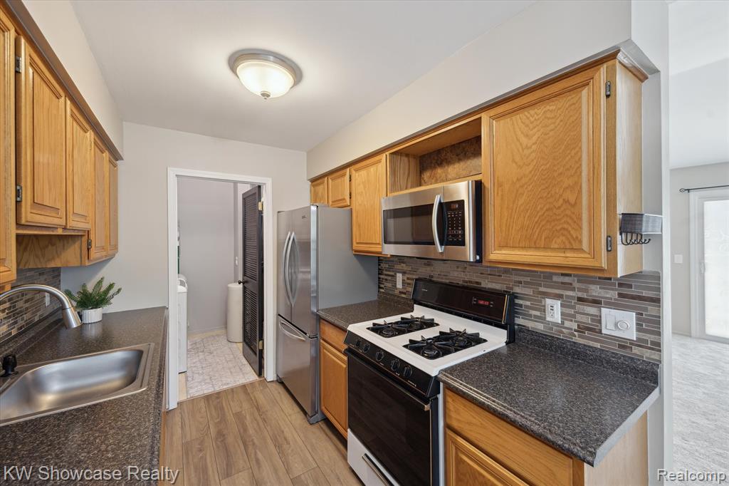 7783 Lake Ridge Drive, Waterford, MI 48327 — Photo 11