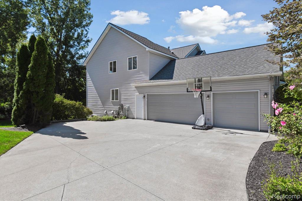 21111 GREENBRIAR Lane, South Lyon, MI 48178 — Photo 3
