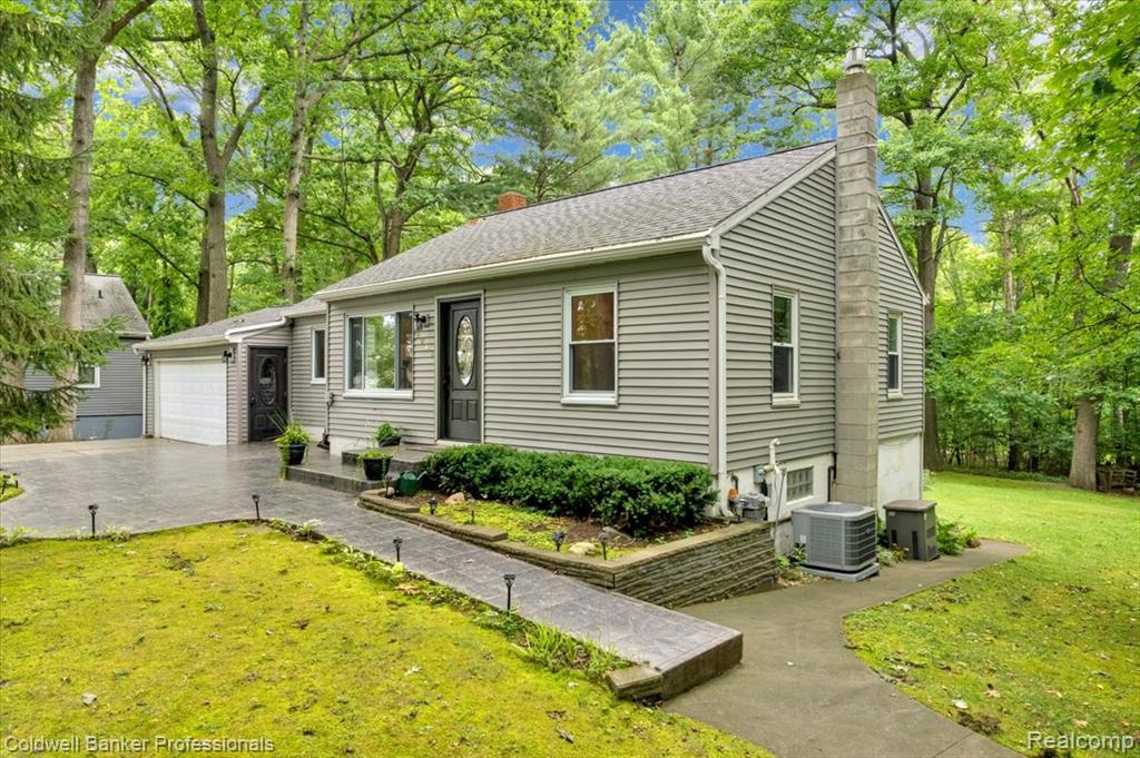 2064 Miles Road, Lapeer, MI 48446 — Photo 2