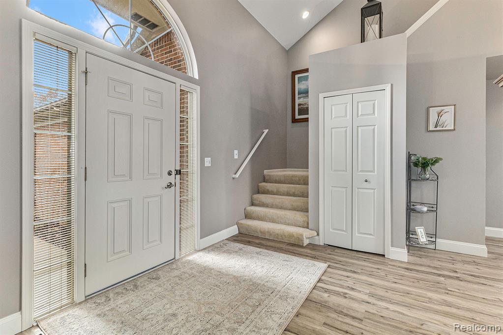 648 WOODHAVEN Drive, Commerce Twp, MI 48390 — Photo 2