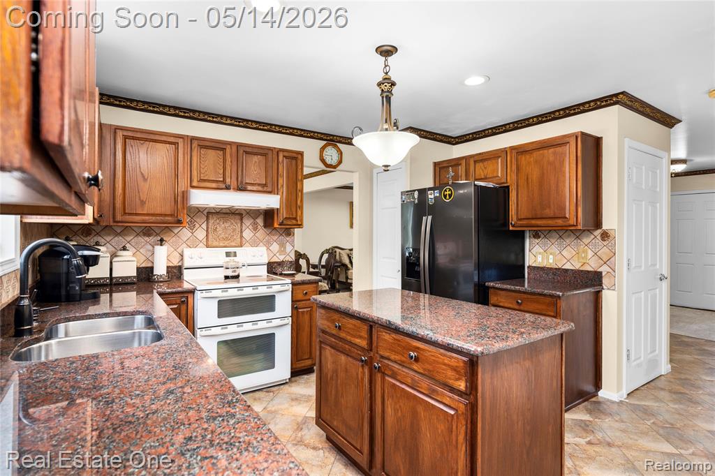 865 Drakeshire Drive, Commerce Twp, MI 48390 — Photo 26