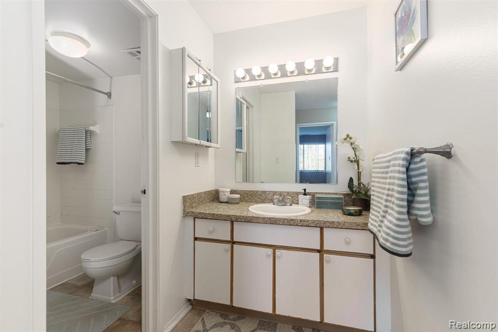 930 VILLAGE GREEN Lane, Waterford, MI 48328 — Photo 14