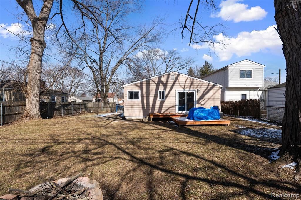 592 E Dallas Avenue, Madison Heights, MI 48071 — Photo 22