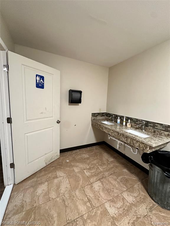 21562 Schoolcraft, Detroit, MI 48223 — Photo 11