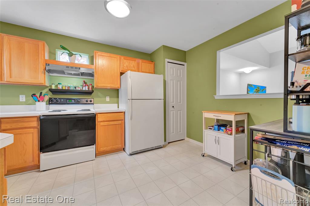 691 Chestnut Drive, Wixom, MI 48393 — Photo 23