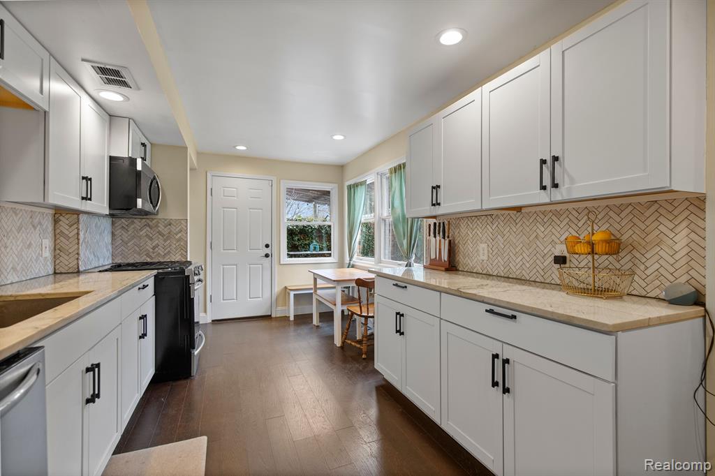 716 WOODLAWN Avenue, Royal Oak, MI 48073 — Photo 10