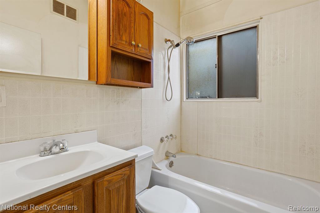 6378 Beth, Brighton, MI 48116 — Photo 13