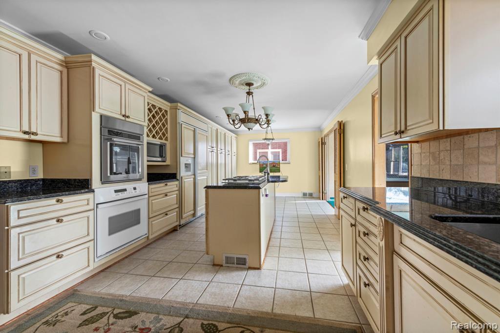 20085 Wedgewood Drive, Grosse Pointe Woods, MI 48236 — Photo 11
