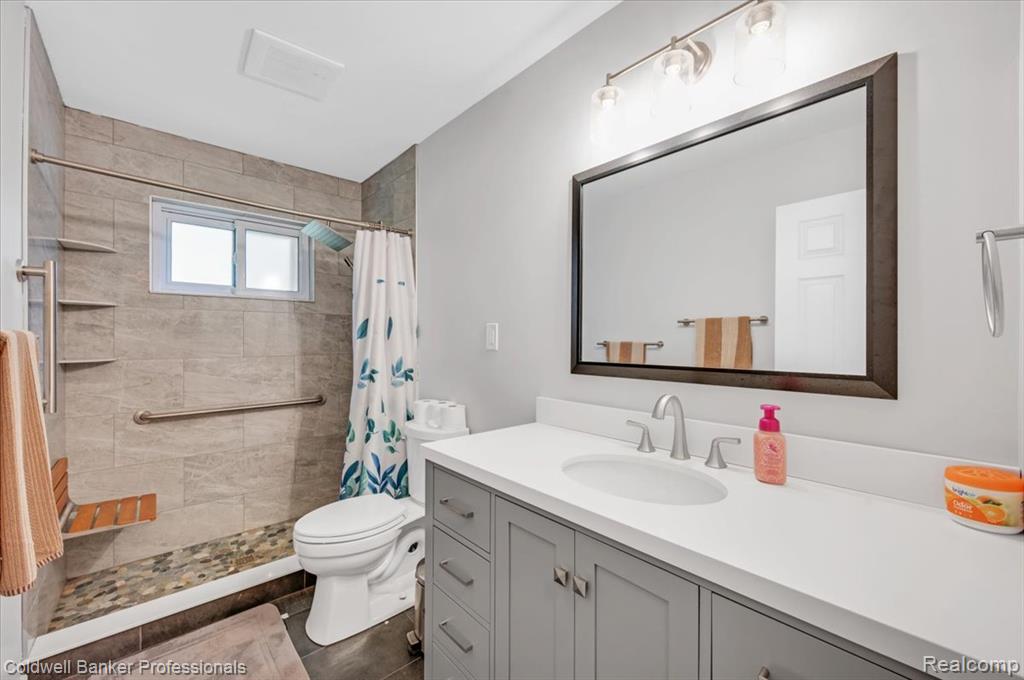 470 Oak Grove Drive, Lake Orion, MI 48362 — Photo 25